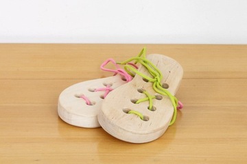 Деревянная колодка для обучения завязыванию учебной обуви.