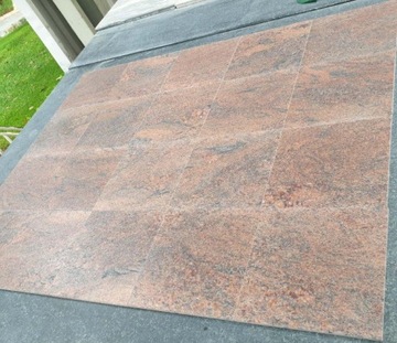 Płytki granit indyjski MULTICOLOUR RED 305x305x10mm faktura satynowana