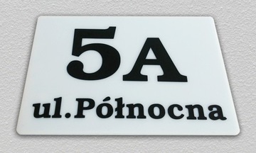 Tabliczka adresowa, numer na dom, nazwa ulicy.