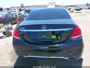 Mercedes Klasa E W213 2019 Mercedes-Benz Klasa E 2019 Mercedes-Benz E-Class E 300 RWD Sedan 2.0 241KM, zdjęcie 4