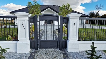 Бетонные заборы, стены двора, стильные, гладкие блоки.