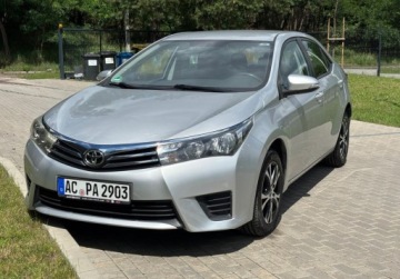 Toyota Corolla XI Sedan 1.33 Dual VVT-i 99KM 2014 Toyota Corolla BenzynaPrzebiegBEZWYPADKOWY Klima ZADBANY Oplacony Zamiana, zdjęcie 2
