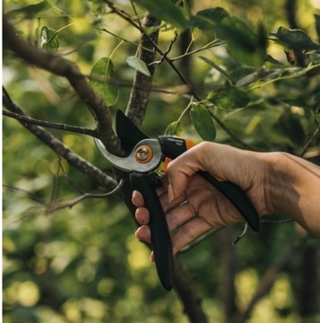 Ножничный секатор для обрезки веток толщиной до 18 мм цельный P121 Fiskars 1057160 легкий