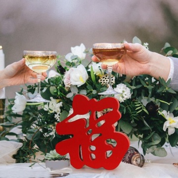 Традиционное китайское украшение счастья. Красный персонаж Фу. Резьба по дереву.