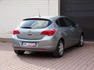 Opel Astra J Hatchback 5d 1.6 Twinport ECOTEC 115KM 2010 Opel Astra KLIMATYZACJA, zdjęcie 6