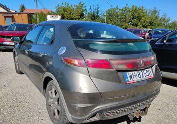 Honda Civic VIII Hatchback 3d 2.2 i-CTDi 140KM 2007 Honda Civic 2007r, 2.2 CDTI. Delikatnie przetarty prawy bok. Jezdzi. 2.2, zdjęcie 2