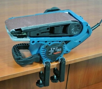 ЛЕНТОЧНО-ШЛИФОВАЛЬНАЯ МАШИНА С РЕГУЛИРУЕМОЙ СКОРОСТЬЮ 2400 ВТ, ЧЕРНАЯ