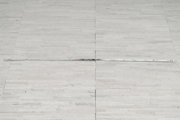 MERCEDES W204 НАКЛАДКА ЗАДНЕГО БАМПЕРА ЦЕНТРАЛЬНАЯ