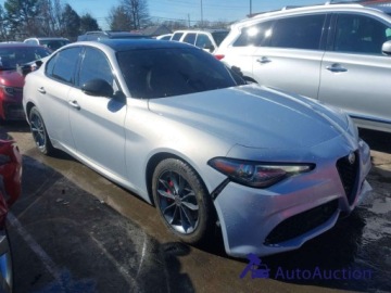 Alfa Romeo Giulia II Sedan Facelifting 2.0 Turbo 280KM 2021 Alfa Romeo Giulia 2021 ALFA ROMEO GIULIA TI SPORT RWD 2.0 Benzyna 280KM
