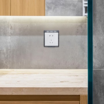 ВОДОНЕПРОНИЦАЕМАЯ КРЫШКА РОЗЕТКИ ОБЕСПЕЧИВАЕТ ПИТАНИЕ