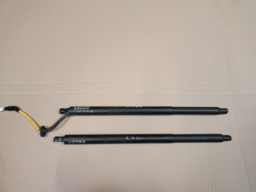 VZPĚRA/TLAKOVAČ KRYT KUFRU RH MAZDA CX60 22-