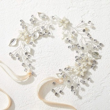 Венок для причастия в головном уборе цветочницы