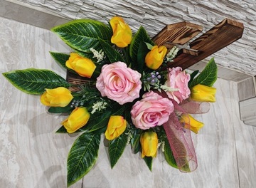 Украшение для пасхального памятника на деревянной основе.