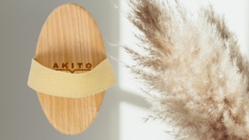 МАССАЖНАЯ ЩЕТКА ДЛЯ СУХОГО ТЕЛА AKITO С МЯГКОЙ ЖИСТИНКОЙ