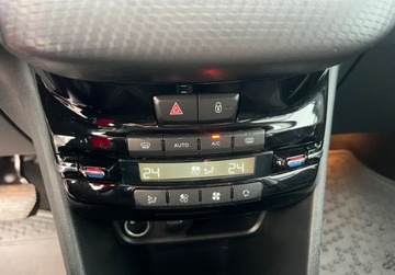Peugeot 208 I Hatchback 5d Facelifting 1.2 PureTech 110KM 2019 Peugeot 208 1.2 Benzyna 110 KM Nawigacja LED Kamera Sensor 1.2 Benzyna, zdjęcie 16