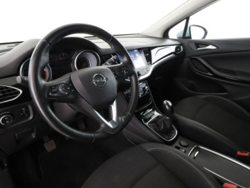 Opel Astra K Hatchback 5d 1.4 Turbo 125KM 2018 Opel Astra Innovation półskóra grzane fotele, zdjęcie 13