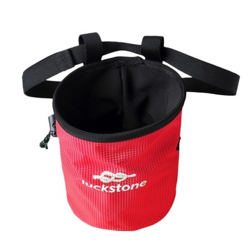 Красный мешочек с мелом для скалолазания