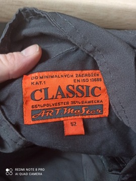 Классический комплект одежды: брюки, толстовка и куртка.