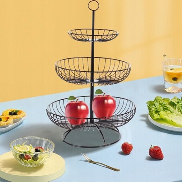 Корзина для фруктов из черного металла.