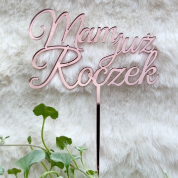 У меня уже есть годовалый топпер. Надпись на торте из зеркального оргстекла, розового цвета.