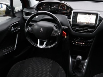 Peugeot 208 I Hatchback 5d Facelifting 1.2 PureTech 82KM 2017 Peugeot 208 1.2 PureTech, Salon Polska, zdjęcie 6