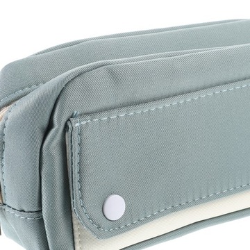 Большой вместительный пенал с кнопками.