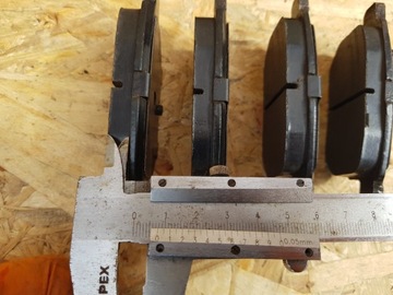 Колодки тормозного диска задние Toyota Auris I 1.8 Hyb