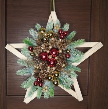 Украшение венком рождественской двери