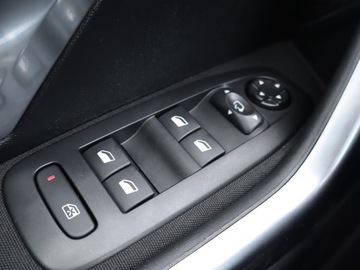 Peugeot 2008 I SUV Facelifting 1.2 PureTech 110KM 2019 Peugeot 2008 1.2 PureTech, Salon Polska, zdjęcie 16