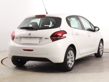 Peugeot 208 I Hatchback 5d Facelifting 1.2 PureTech 82KM 2017 Peugeot 208 1.2 PureTech, Salon Polska, zdjęcie 4