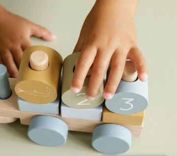 МАЛЕНЬКИЙ ГОЛЛАНДСКИЙ ДЕРЕВЯННЫЙ ПОЕЗД С БЛОКАМИ 12 месяцев+