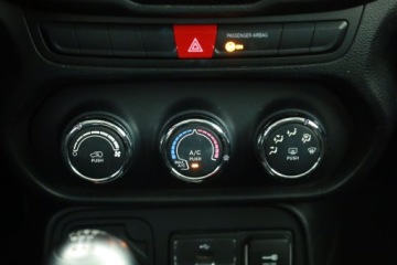 Jeep Renegade SUV 1.4 MultiAir 140KM 2016 Jeep Renegade 1.4 MultiAir, Salon Polska, zdjęcie 9