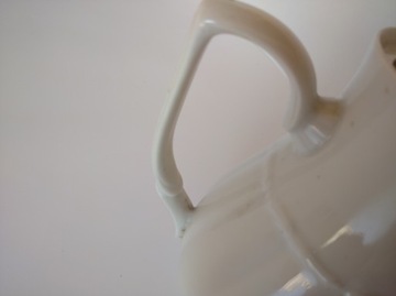 Harmonijny tradycyjnie biały porcelanowy dzbanek do wody