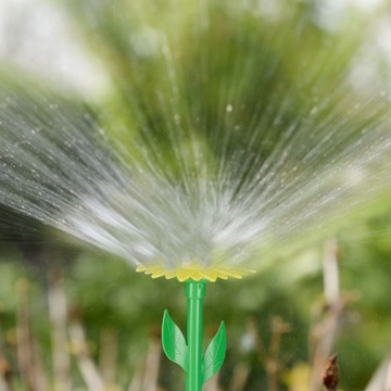 САДОВЫЙ ОПРЫСКИВАТЕЛЬ ДЛЯ ГАЗОНА ЦВЕТОК, ВСТАВЛЕННЫЙ В САДОВЫЙ ШЛАНГ