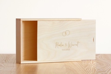 Коробка с гравировкой для фотографий 18х23 на флешке.