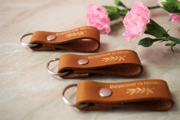 200 рекламных брелоков Кожаный брелок «ВАШ ЛОГОТИП» с тиснением в упаковке