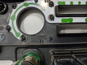 RÁMEČEK KRYT DESKY ROZDĚLOVACÍ AUTORÁDIO LAND ROVER DEFENDER 7H12-045F67 07-14