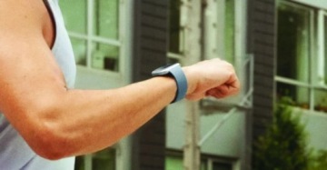 Умные часы Fitbit Versa 4 сине-платинового цвета