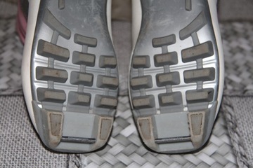 ROSSIGNOL NNN – РАЗМЕР 34/21,5 СМ – ИЗОЛИРОВАННЫЙ