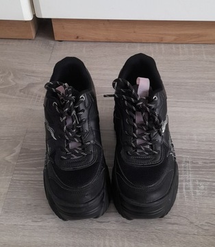 Bershka Czarne buty na koturnie motyw różowy smok 36