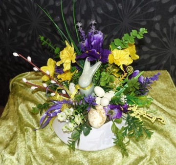 Украшение пасхального стола зайчиком и пасхальными яйцами, цветами на могилу, кладбище