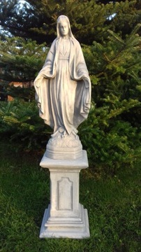 Figurka Matki Boskiej Matka Boża na postumencie