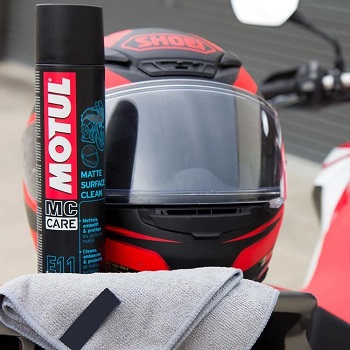 MOTUL Набор для чистки шлемов и мотоциклов