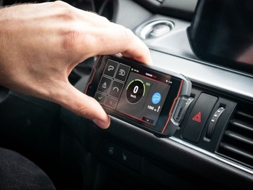 Сенсорный экран дорожного коммуникатора Yanosik GTm