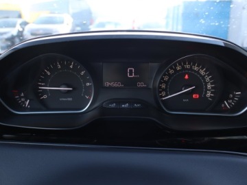 Peugeot 208 I Hatchback 5d Facelifting 1.2 PureTech 82KM 2015 Peugeot 208 1.2 PureTech, Salon Polska, zdjęcie 10