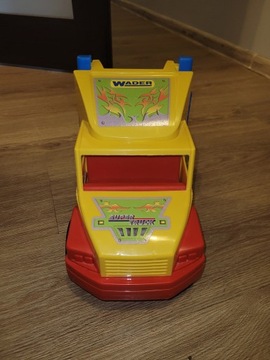 Duża śmieciarka z pojemnikami Wader