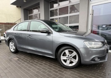 Volkswagen Jetta VI Sedan 1.2 TSI 105KM 2013 Volkswagen Jetta Salon Polska. Serwis ASO Czujniki 1.2 Benzyna 105KM, zdjęcie 26
