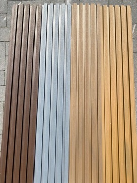 Композитная ламель, имитирующая деревянную доску.