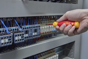 Отвертка Wiha со сменными битами, изоляция VDE
