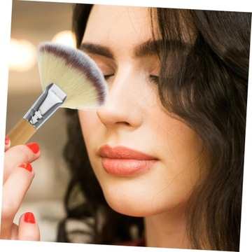 2 кисти для пудры. Кисть для макияжа. Кисть для хайлайтера. Веерная кисть.